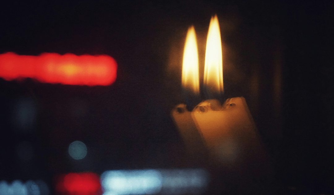 sähkönkatko pimeää ja kynttilä palaa.