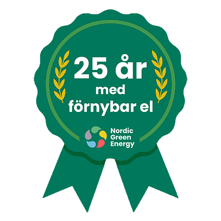 prisrosett-gron-ny Grön medaljliknande emblem med texten "25 år med förnybar el" och Nordic Green Energys logotyp.
