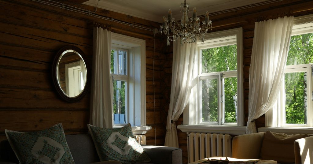 Kuva asunnon sisältä, seinällä kolme ikkunaa.